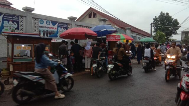 Karang Taruna Dusun Cibungur Gelar Bazar Ramadan, Warga Ramai Berbelanja
